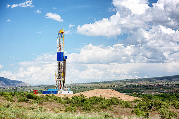 fraturação hidráulica plataforma de perfuração nas montanhas - oil well oil rig drilling rig oil field - fotografias e filmes do acervo