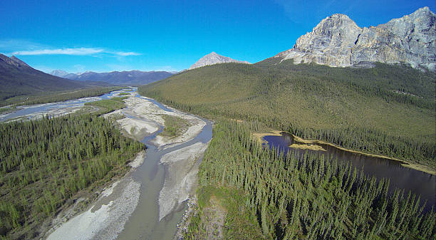 sukakpak a las montañas y el río en verano koyukuk - brooks range fotografías e imágenes de stock