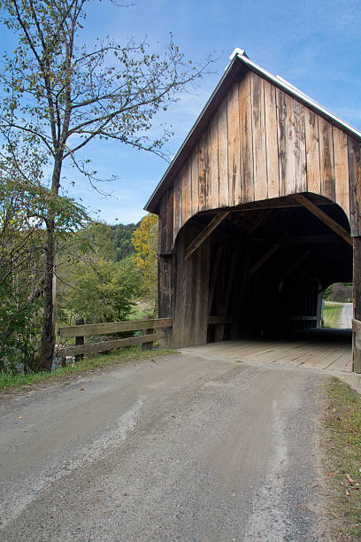 istock Vertical view of covered bridge in Tunbridge, Vermont 475996409