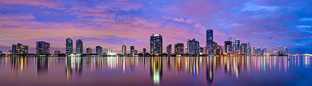 horizonte de miami, flórida - miami florida night florida skyline - fotografias e filmes do acervo