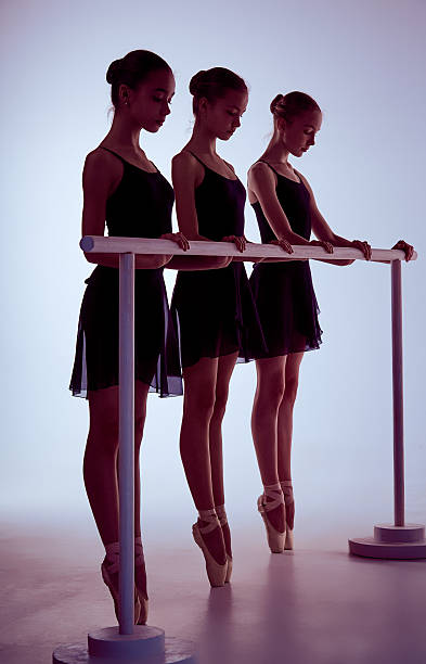 ballerine stretching sul bar - bar women silhouette child foto e immagini stock