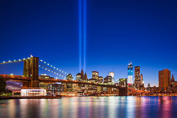 cidade de nova iorque - new york city night brooklyn bridge skyline imagens e fotografias de stock