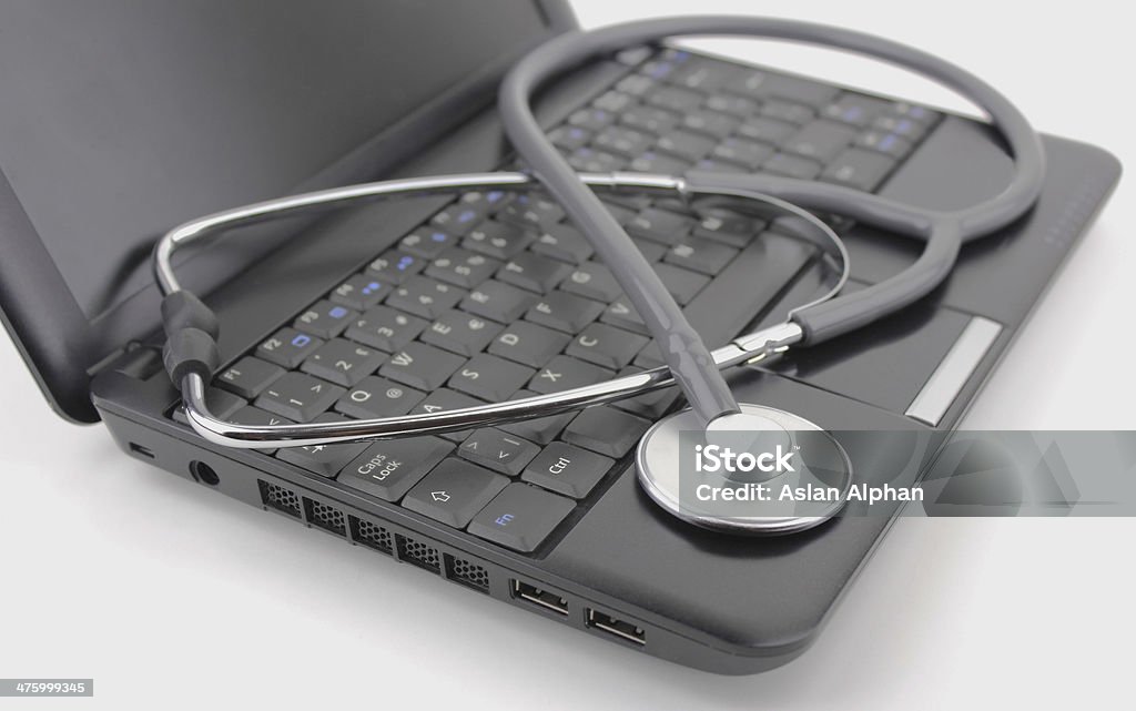 Stéthoscope et ordinateur portable - Photo de Assureur libre de droits