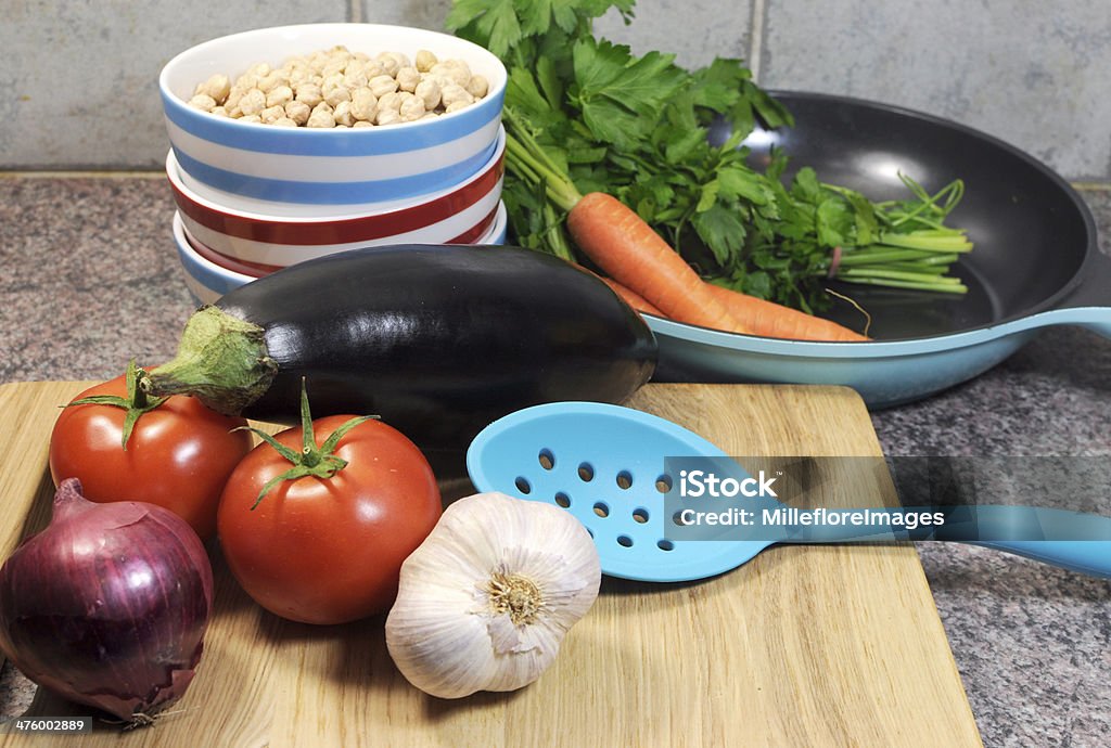 Vegetariano concetto di cucina in legno Tagliare a pezzetti bordo. - Foto stock royalty-free di Aglio - Alliacee