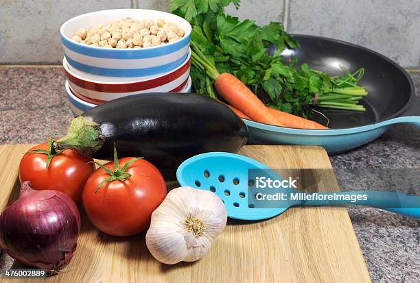 Vegetariano Concetto Di Cucina In Legno Tagliare A Pezzetti Bordo - Fotografie stock e altre immagini di Aglio - Alliacee