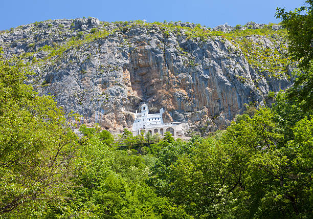 monasterio ostrog es un monasterio de iglesia ortodoxa de serbia - ostrog fotografías e imágenes de stock