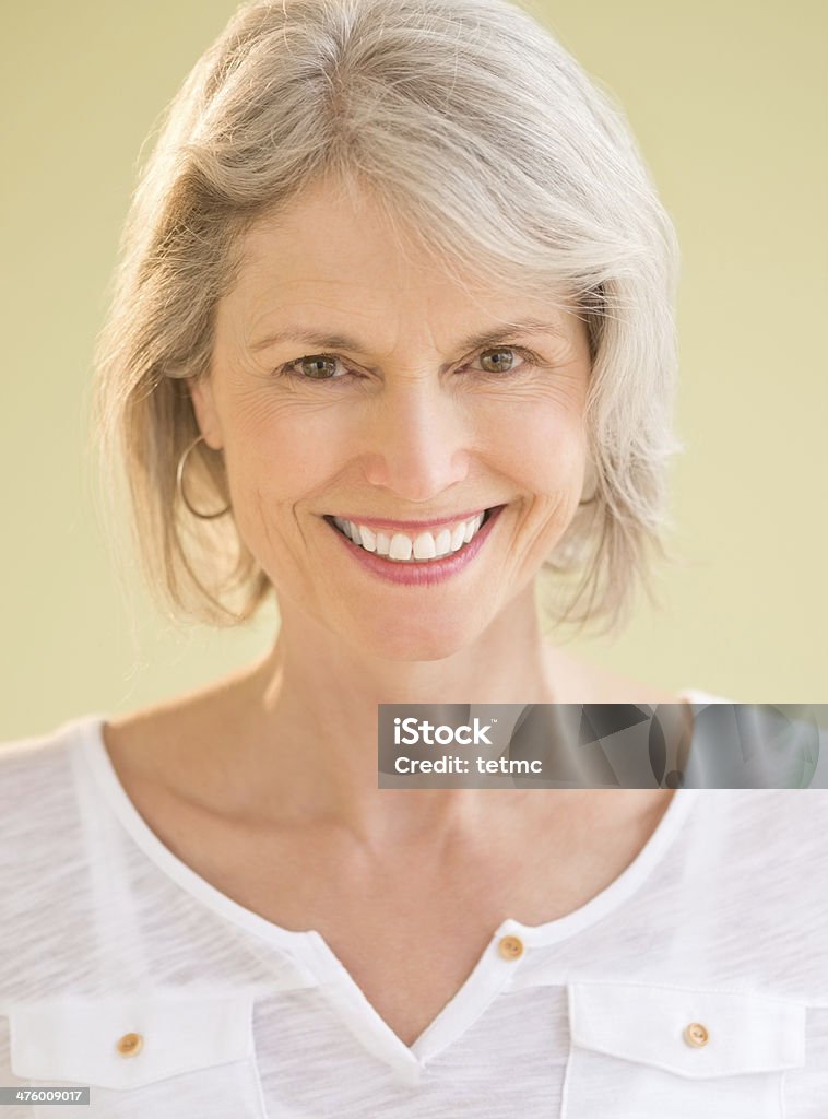 Retrato de hermosa mujer Senior Sonriendo - Foto de stock de 60-69 años libre de derechos