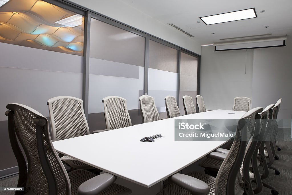 Sala de reunião Mesa preparada para a reunião - Foto de stock de Branco royalty-free