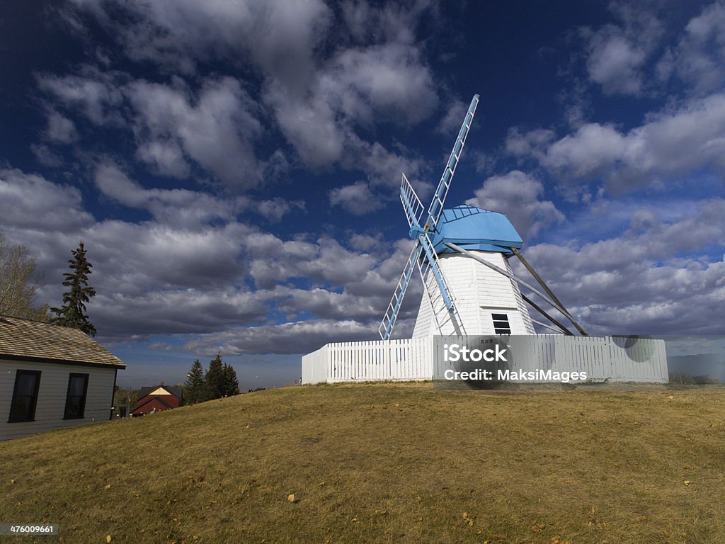ホワイトの風車の西部環境 - アルバータ州のロイヤリティフリーストックフォト