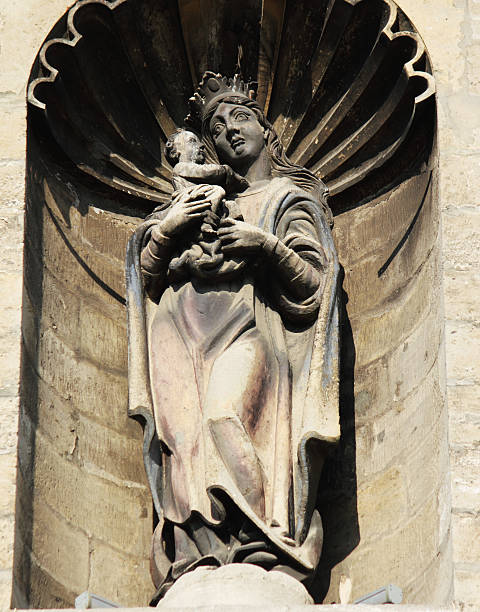 istock Statue Of Virgin Mary and Jesus Christ 476013714