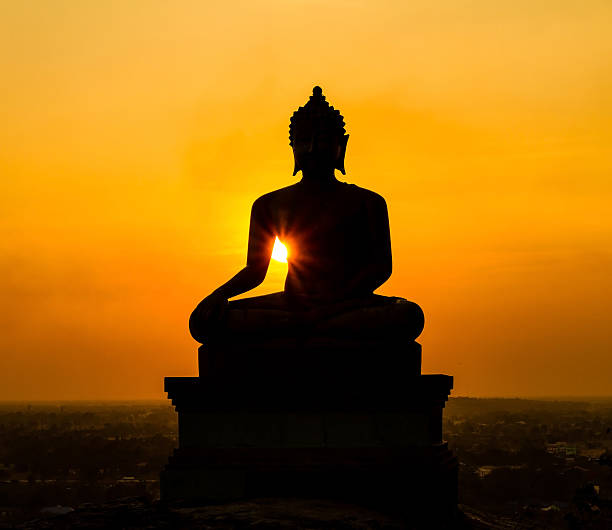statua di buddha in tramonto presso saraburi, thailandia - buddha thailand spirituality wisdom foto e immagini stock
