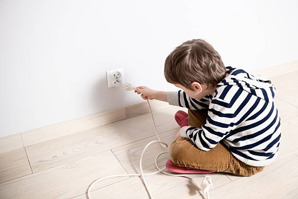 好奇心の強い少年が、エレクトリックプラグます。 - electric plug outlet human hand electricity ストックフォトと画像