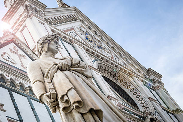 alighieri ダンテの像、寺院、フィレンツェのサンタクローチェ教会 - piazza di santa croce ストックフォトと画像