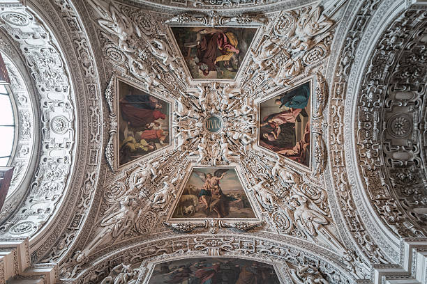 teto de salzburgo catedral - indoors cathedral salzburg cathedral salzburg - fotografias e filmes do acervo