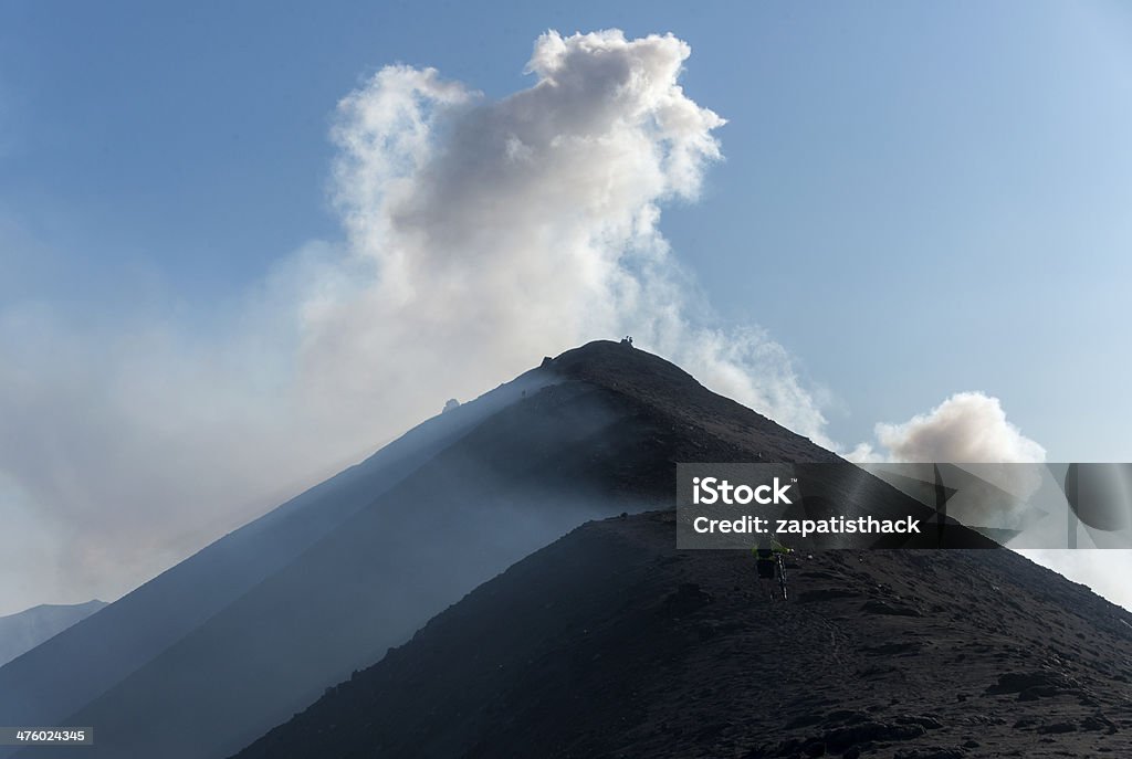 Nubes de humo del volcán superior - Foto de stock de Acantilado libre de derechos