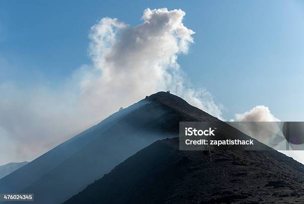 Nubes De Humo Del Volcán Superior Foto de stock y más banco de imágenes de Acantilado - Acantilado, Aire libre, Aventura
