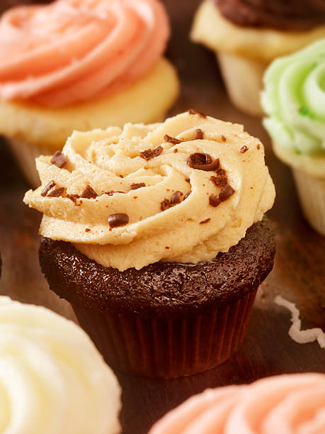mini buttergelb gourmet-cupcakes - key lime pie dessert pie pastry stock-fotos und bilder
