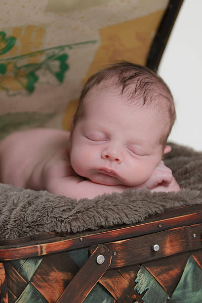 baby-porträt - hands clasped flash stock-fotos und bilder