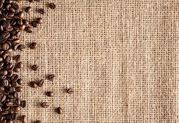 plantações de café orgânico em tecido de saco - coffee bag burlap textured - fotografias e filmes do acervo