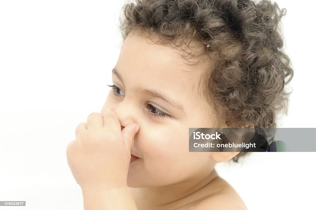 PERSONNES: Portrait de deux ans fille tenant son nez. - Photo de 18-23 Mois libre de droits