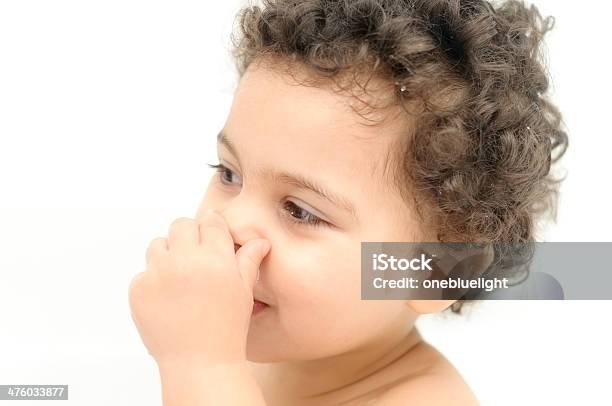 名様 ポートレート 2 歳の女の子の彼女の鼻を押します - 1人のストックフォトや画像を多数ご用意 - 1人, お手洗い, つねる