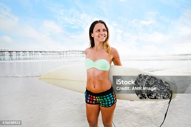 Photo libre de droit de Surfeur Femme Athlétique banque d'images et plus d'images libres de droit de Adulte - Adulte, Beauté, Beauté de la nature