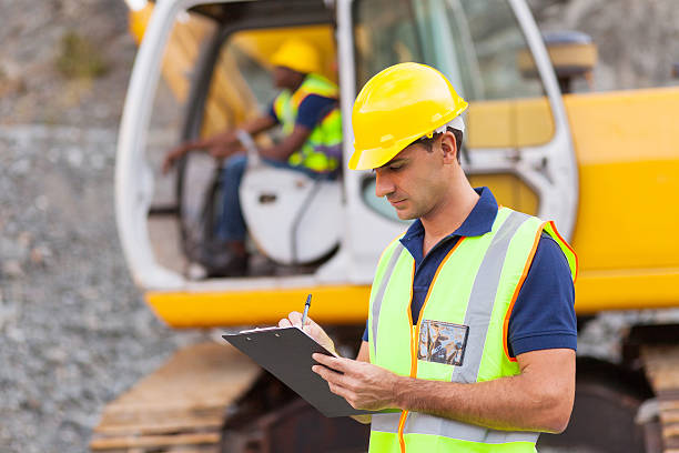 строительство менеджер, написание отчета - foreman road construction manual worker manager стоковые фото и изображения