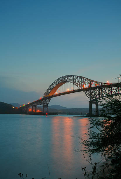 trans ponte americano a panama - panama canal panama bridge of the americas bridge foto e immagini stock