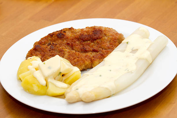 werkstaette schnitzel mit spargel und kartoffeln - essen und imagens e fotografias de stock