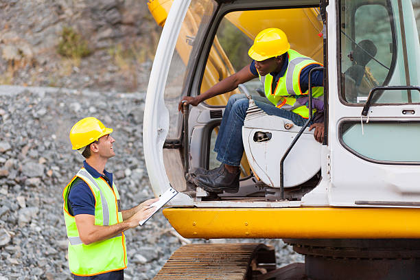 строительство бригадир говорит excavator оператор - foreman road construction manual worker manager стоковые фото и изображения