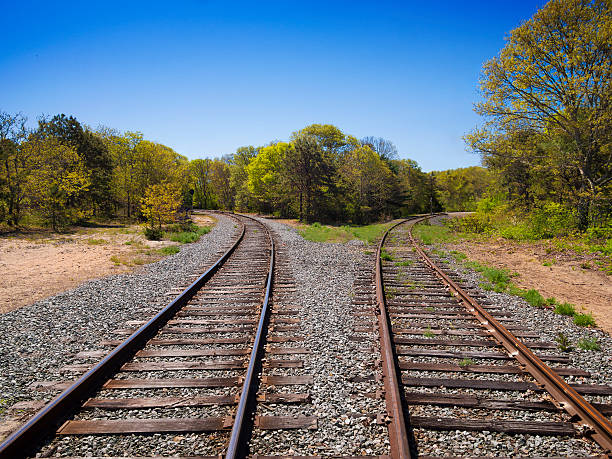 koncepcja diverging track wybór - railroad track direction choice transportation zdjęcia i obrazy z banku zdjęć