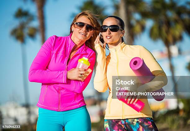 An Freunde Stockfoto und mehr Bilder von Aktiver Lebensstil - Aktiver Lebensstil, Am Telefon, Amerikanische Kontinente und Regionen