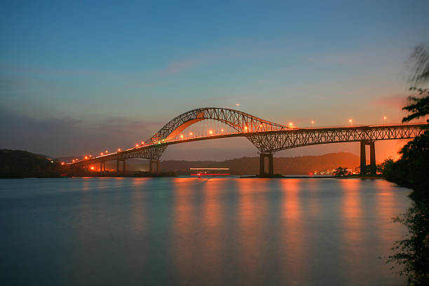 bell bridge collegato sud e nord america - braccio di mare foto e immagini stock