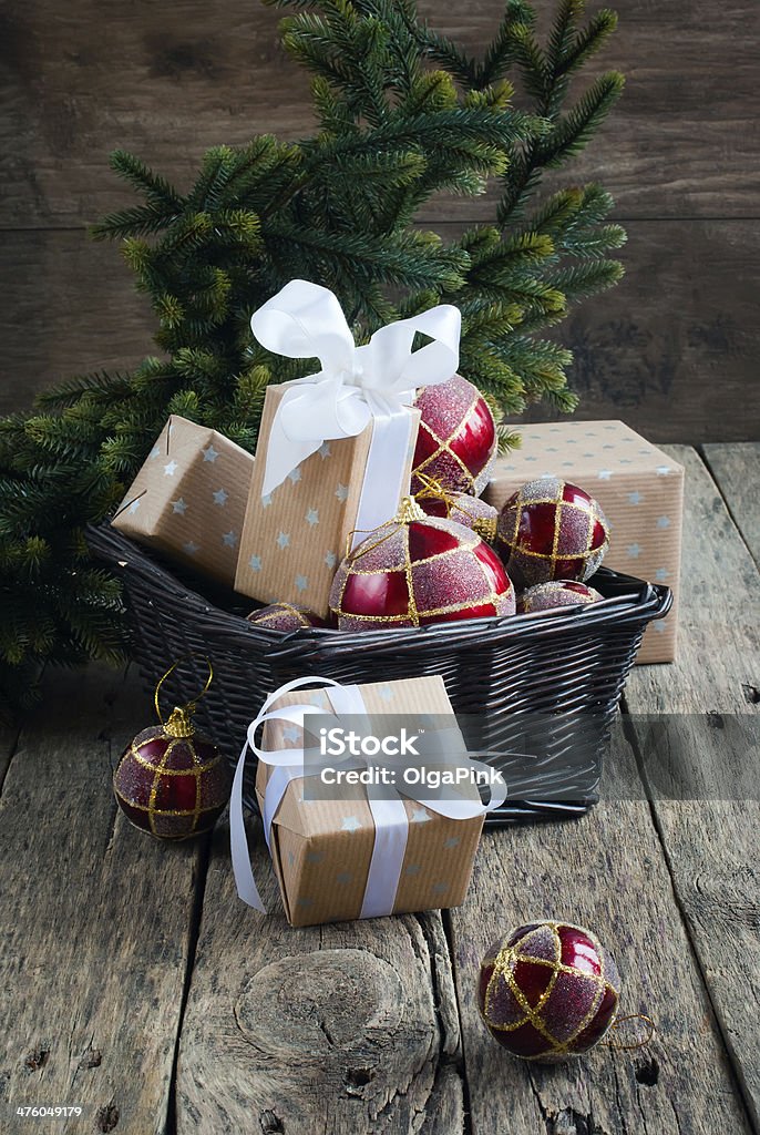 Habitación bien iluminada en rojo tarjeta de navidad con bolas y cajas - Foto de stock de 2013 libre de derechos