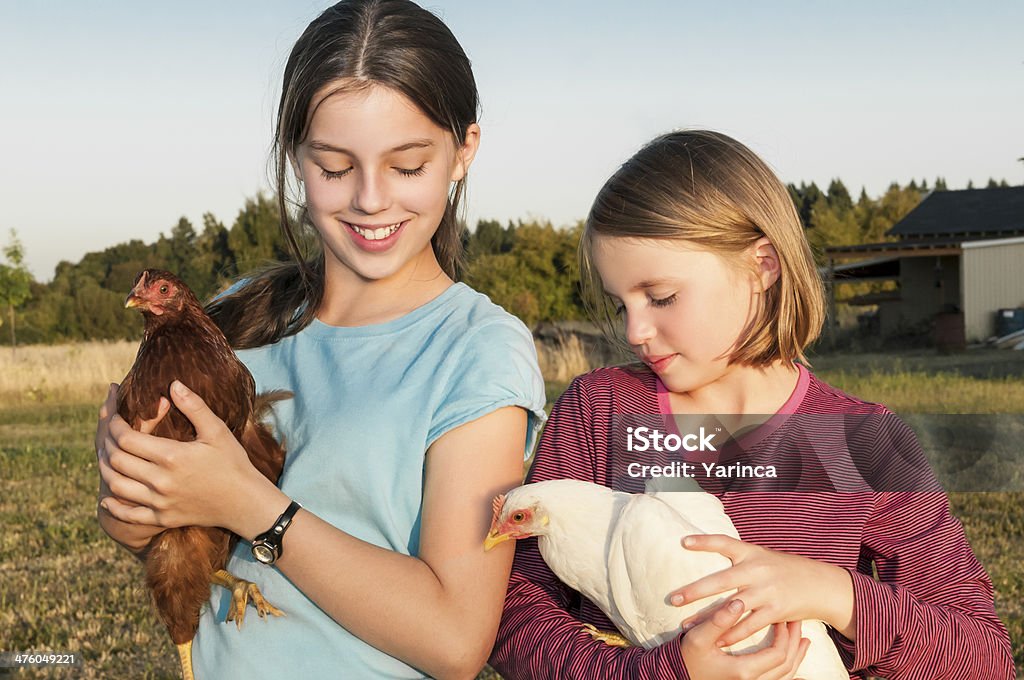 Due ragazze mostrare loro uova Le galline ovaiole - Foto stock royalty-free di Adolescente