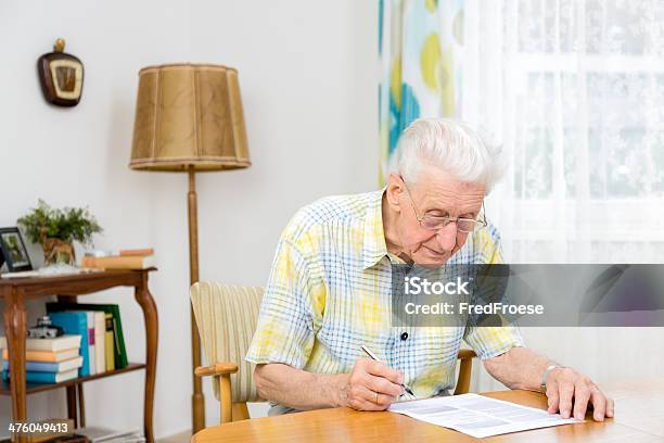 노인 남자 쓰기 종이 80-89세에 대한 스톡 사진 및 기타 이미지 - 80-89세, 남성, 남자