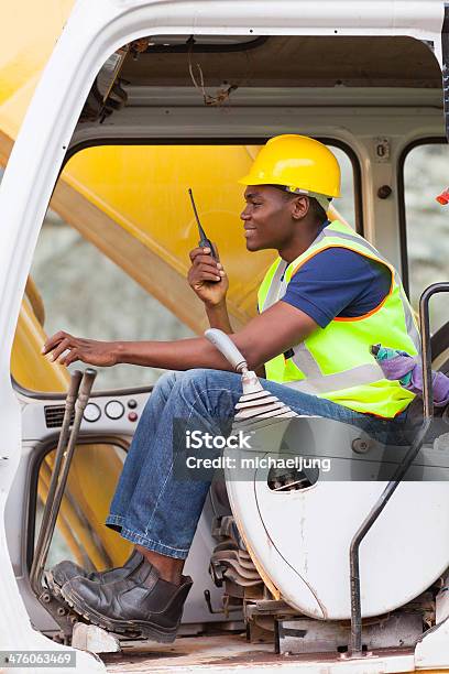 Hombre Afro Americano Que Funciona Excavator Foto de stock y más banco de imágenes de Africano-americano - Africano-americano, Afrodescendiente, Casco Duro