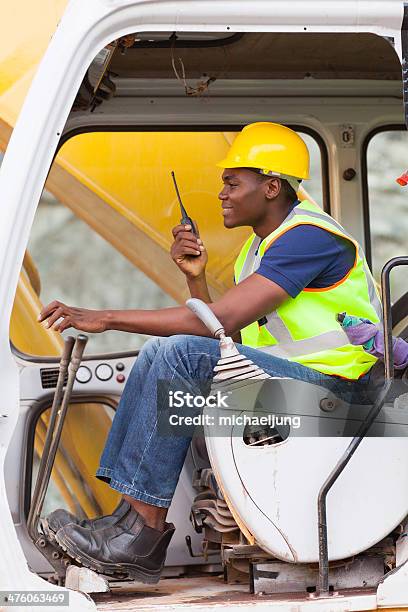 Afroamericano Homem Funciona Excavator - Fotografias de stock e mais imagens de Afro-americano - Afro-americano, Capacete de Obra, Construção de Estrada