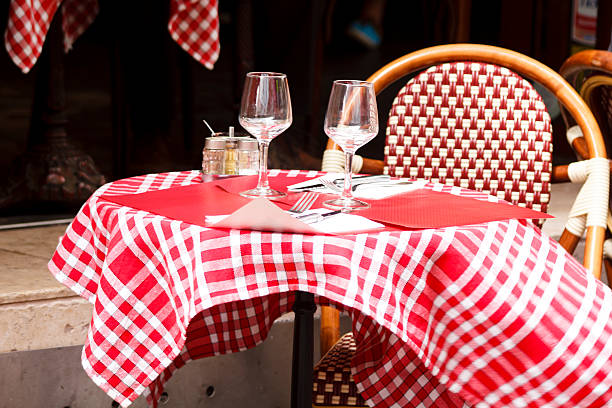 tabela preparados para o almoço em paris - restaurant tablecloth imagens e fotografias de stock