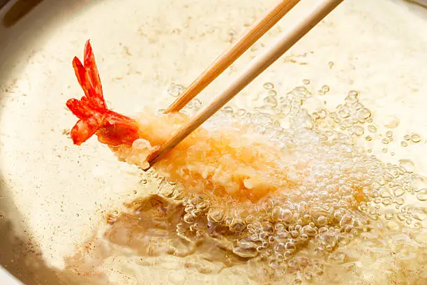 Cooking oil in Japanese, fresh shrimp, tempura