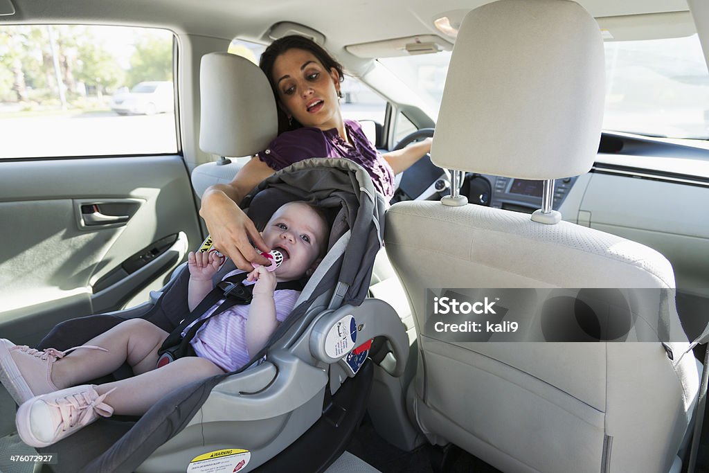 Мать и ребенок в Детское автокресло - Стоковые фото 2-3 месяца роялти-фри