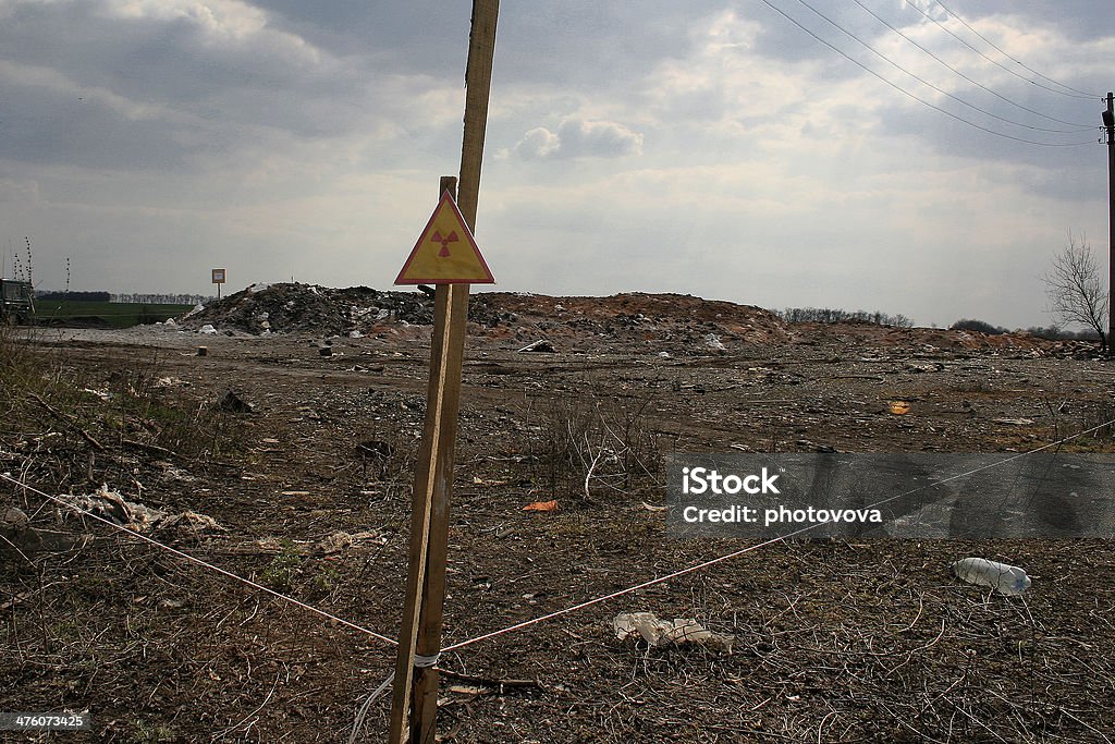 ign advertencia acerca de la zona contaminada por radiación - Foto de stock de Amarillo - Color libre de derechos