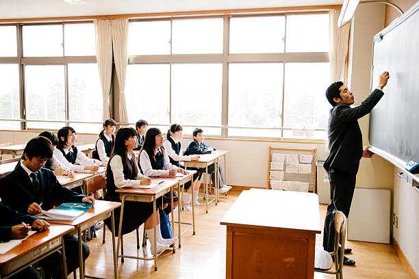 high school class'e insegnante scrivere sulla lavagna, giappone - top of the class foto e immagini stock