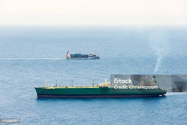 Dois Grandes Recipiente Navios - Fotografias de stock e mais imagens de Abastecer - Abastecer, Azul, Baía