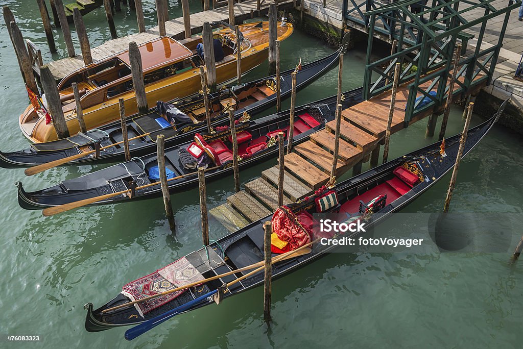 ヴェニスのゴンドラに停泊する水上タクシーは、大運河イタリア - ヴェネツィア市のロイヤリティフリーストックフォト