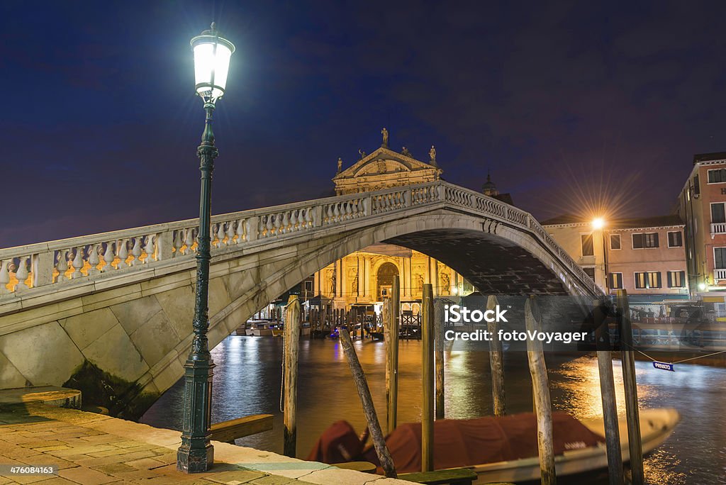 ベニス・デグリスカルツィ Ferrovia 橋を大運河の照明付き - ヴェネツィア市のロイヤリティフリーストックフォト