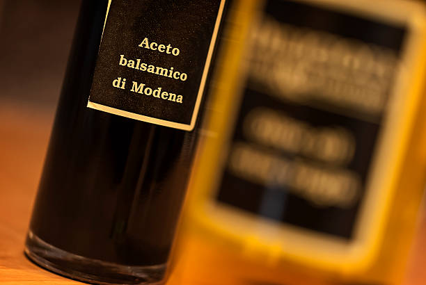 olio e aceto - vinegar balsamic vinegar modena italy foto e immagini stock