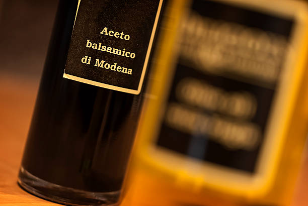 масло и уксус - vinegar balsamic vinegar modena italy стоковые фото и изображения
