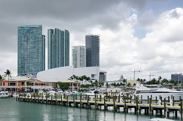 el centro comercial bayside marketplace en el centro de la ciudad de miami, con vista a la ciudad - commercial dock harbor miami florida retail fotografías e imágenes de stock