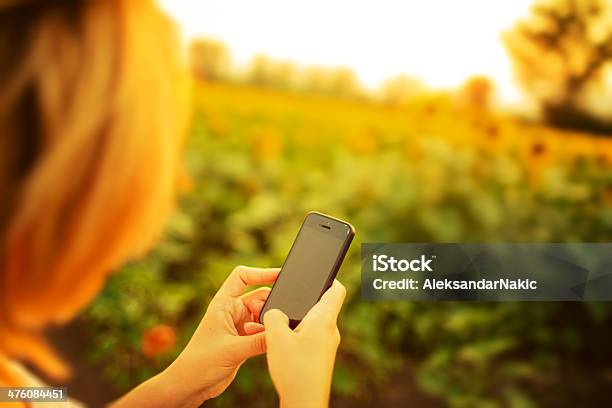 Utilizar Um Smartphone Ao Ar Livre - Fotografias de stock e mais imagens de Adulto - Adulto, Agenda Eletrónica, Ao Ar Livre